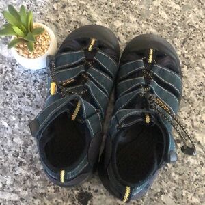 KEEN Kids Teal WATERPROOF ToeCovered SANDALS 8.5” long